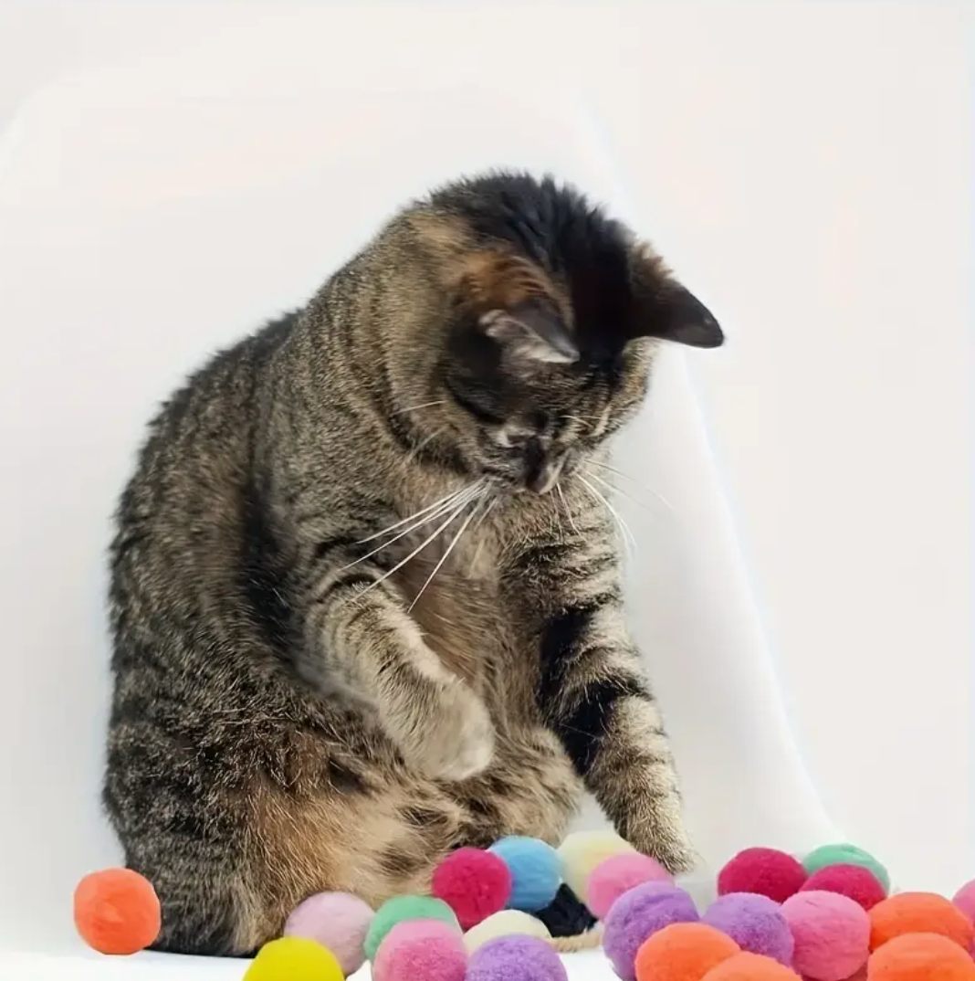 Interactive Cat Launcher Toy with 20 Plush Balls