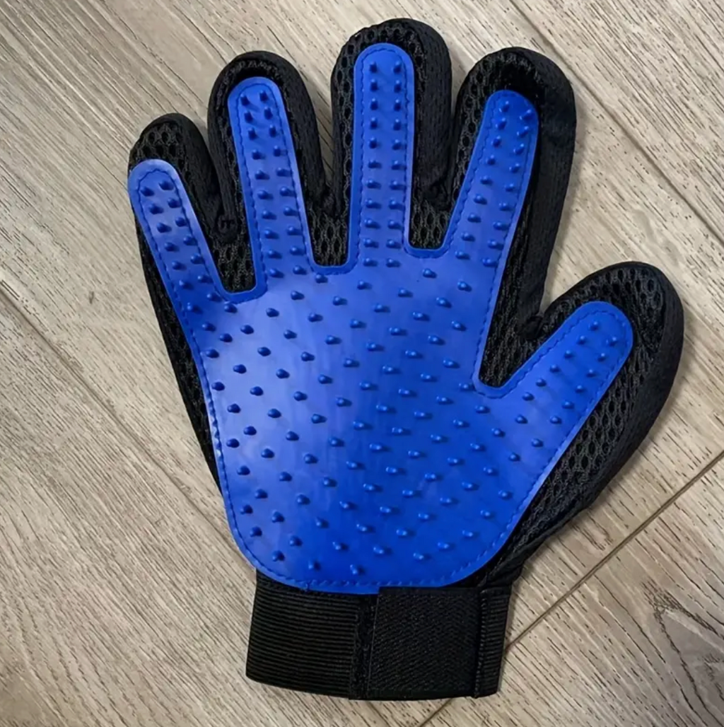 Pet Grooming Gloves – Gentle Deshedding Brush for Dogs & Cats with Five-Finger Design