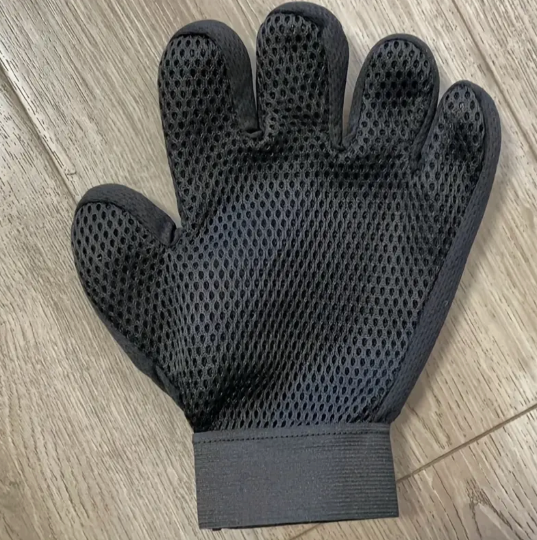 Pet Grooming Gloves – Gentle Deshedding Brush for Dogs & Cats with Five-Finger Design