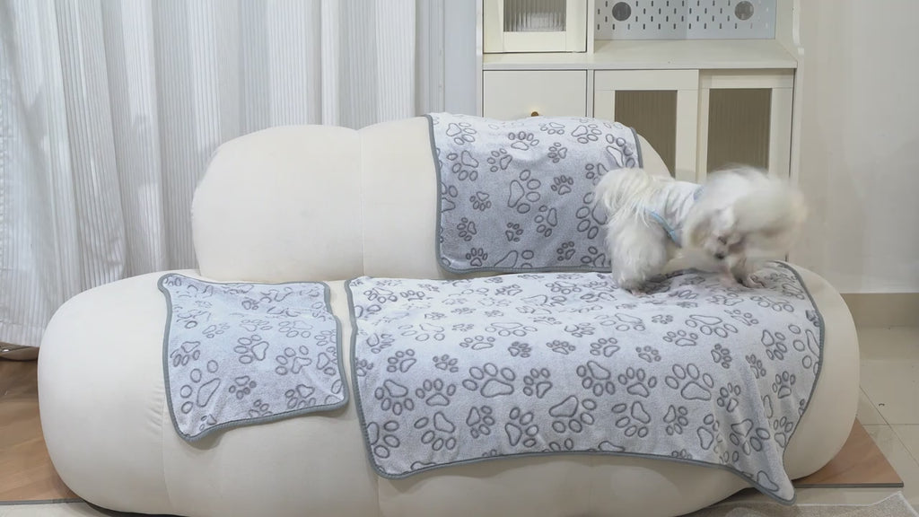 Soft Cozy Fleece Pet Blanket – Paw Print Design, Tear-Resistant & Machine Washable (S-L)